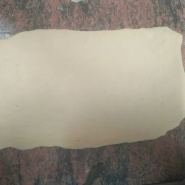 Siapkan kulit puff pastry home made lalu gilas dengan rolling.