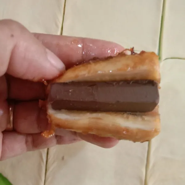 Belah pisang jangan terputus. masukan coklat blok disela2nya.