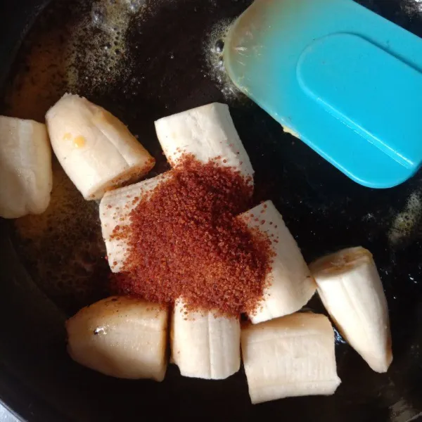 Masak semua bahan isian sampai meresap, sisihkan.