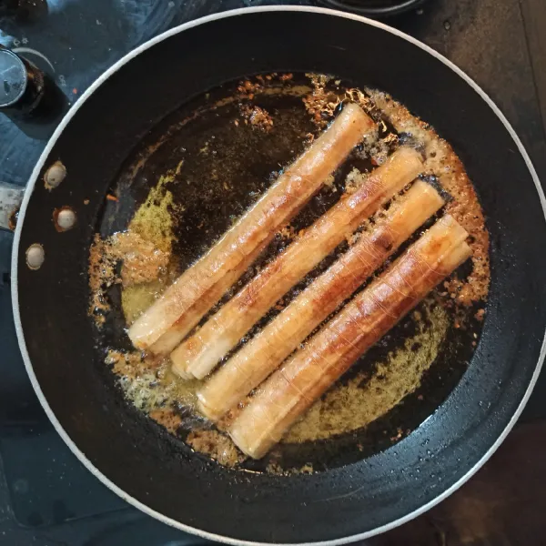 Panaskan minyak, goreng spring roll hingga kering dan kecoklatan disemua sisi.
