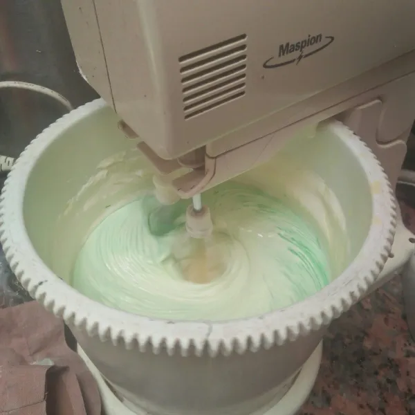 Masukkan terigu, susu bubuk, dan margarin yang sudah dicairkan masukan secara bertahap lalu masukkan juga pasta pandan nya matikan mixer.
