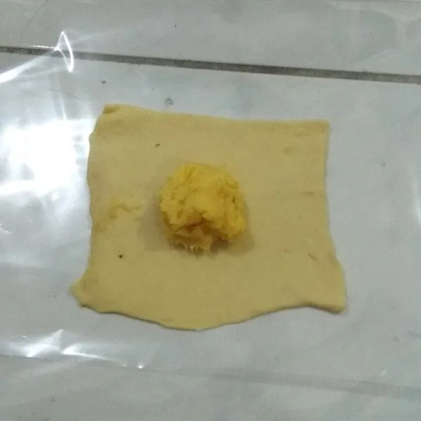 beri isian tape singkong, kemudian irisan keju.