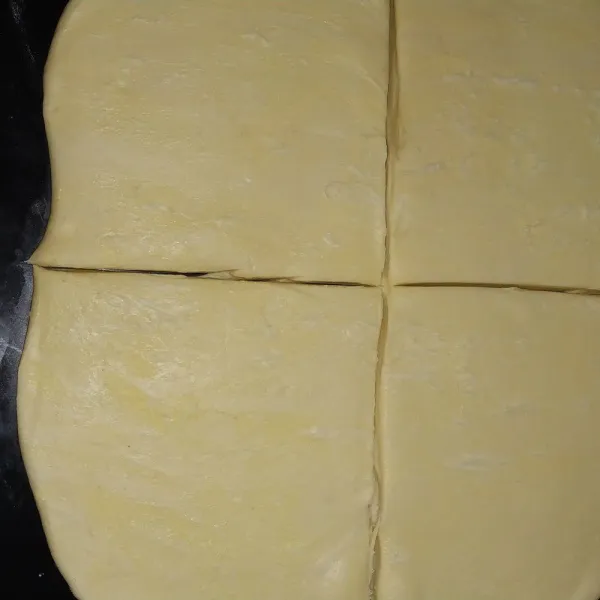 Bagi menjadi 4 bagian bentuk persegi.