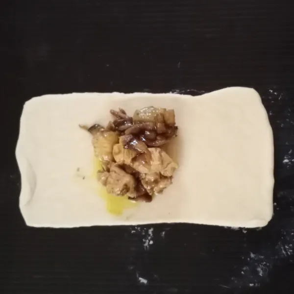 Isi ayam jamur ke dalam pastry, lipat.