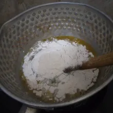 masukkan terigu dan gula pasir, aduk rata. nyalakan kembali api kompor, masak selama 2 menit. matikan api, dinginkan.