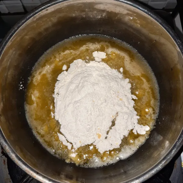 Didalam panci didihkan air, margarine dan garam. kecilkan api lalu masukkan tepung terigu,aduk cepat hingga kalis lalu dinginkan.