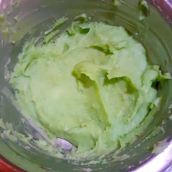 Biarkan adonan hangat terlebih dahulu. Tambahkan telur dan pasta pandan. Aduk menggunakan spatula hingga tercampur rata.
