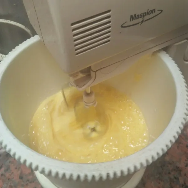 Mixer dengan kecepatan tinggi, telur sp dan gula pasir selama 10 - 15 menit.
