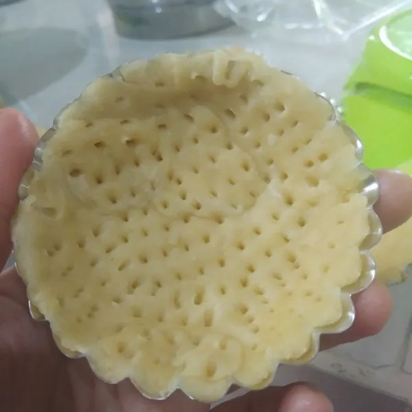 Keluarkan bahan kulit dari kulkas. Bentuk menggunakan cetakan pie mini. Ratakan kemudian tusuk-tusuk menggunakan garpu. Panggang selama 10 menit dengan suhu 150°c