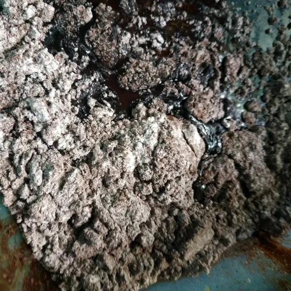 Masukkan tepung terigu, tepung maizaina dan coklat bubuk, aduk balik hingga tercampur rata.