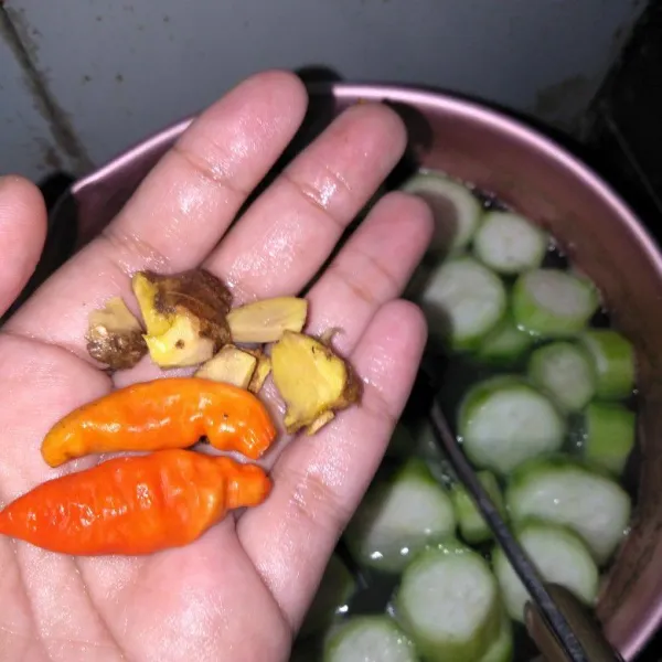 Kemudian masukkan kunci dan cabai rawit