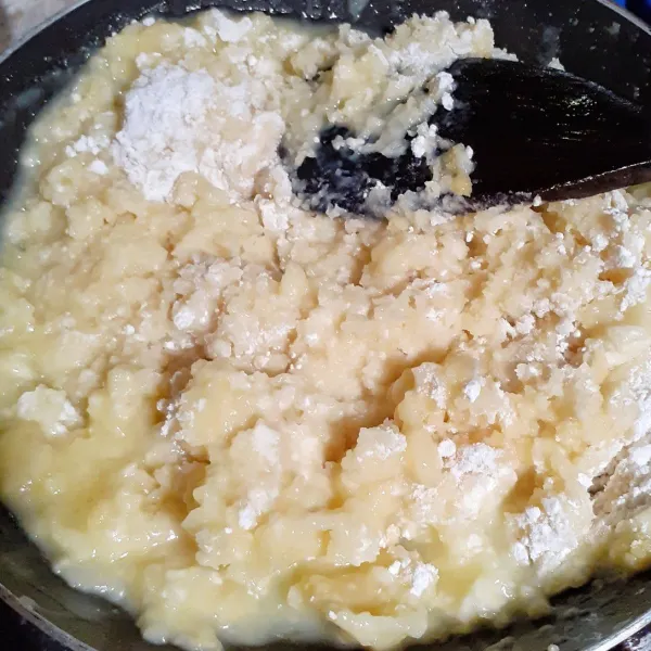 Tambah terigu dan vanili bubuk. Aduk rata. Masak kembali hingga kalis.