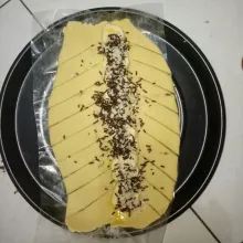 Keluarkan adonan kulit dari frezer,tunggu suhu ruang.Gilis melebar lalu iris - iris kulit samping seperti tali.Olesi bagian tengah kulit dengan telur lalu susun pisang,mesis dan kacang.