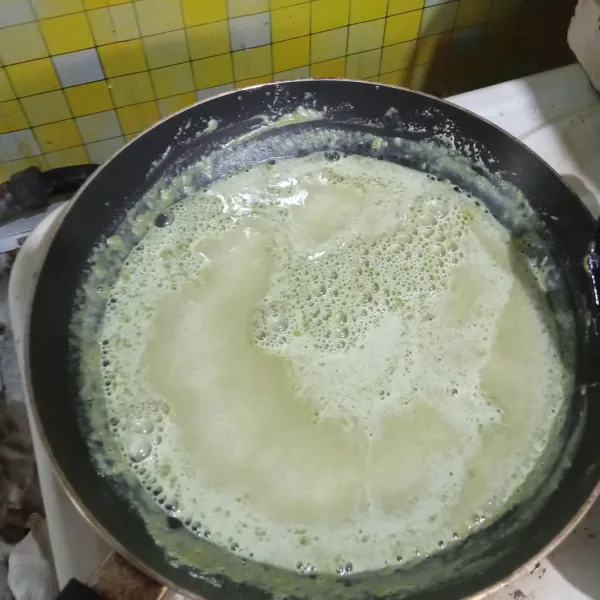 Membuat vla : Siapkan wajan, masukkan chocolatos matcha, kuning telur, gula, dan susu (sisakan 50 ml susu untuk melarutkan maizena) masak hingga matang.