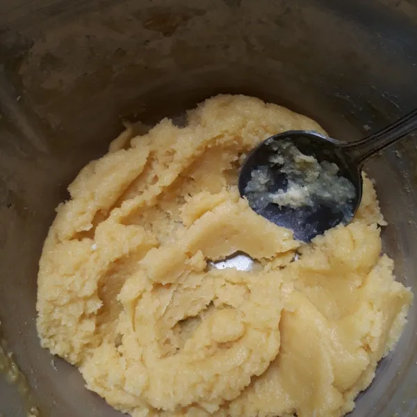 Panaskan margarin dan garam hingga mendidih tambahkan tepung terigu aduk rata sisihkan dinginkan.