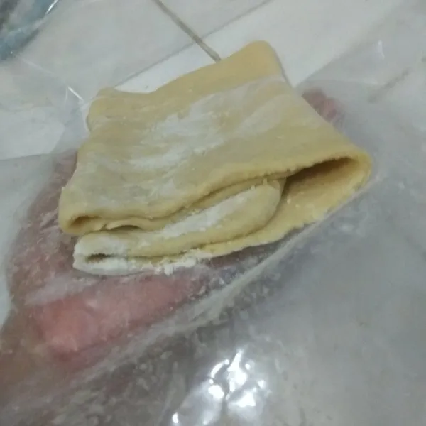 kemudian gilas memanjang dg rolling pin lalu lipat ujung2nya sehingga ketemu ditengah lalu tempelkan kedua sisi. lakukan hal ini 2x.