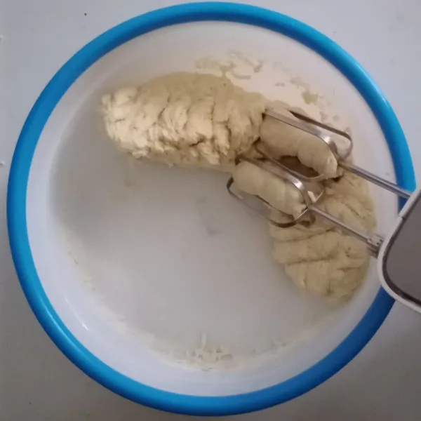 Campurkan semua bahan pastry kecuali margarin, aduk rata dengan mikser sela kurang lebih 2 menit.