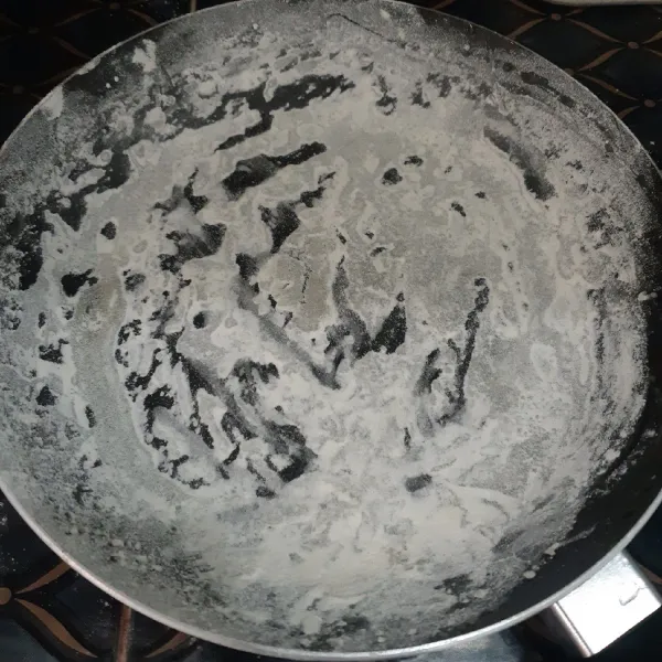 Olesi teflon dengan minyak sayur kemudian beri taburan tepung