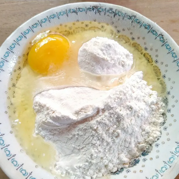 Masukkan telur dalam tepung dan aduk merata. Setelah itu masukkan susu yang telah diberi ragi sedikit demi sedikit, uleni sampai kalis.
