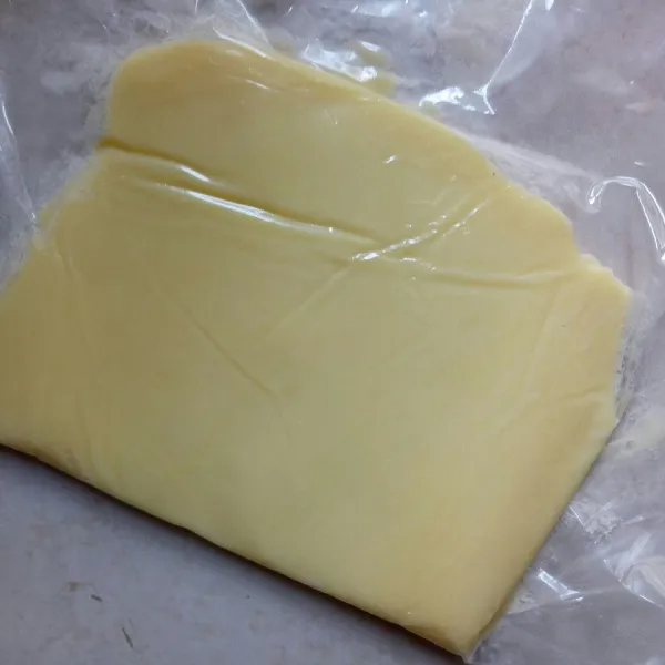 Masukkan korsvet dalam plastik, bentuk segiempat, simpan dalam kulkas.