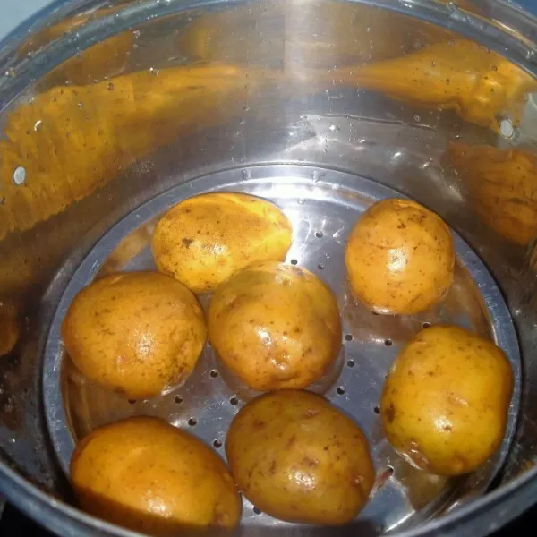 Cuci bersih kentang, lalu kukus sampai matang kurang lebih 20 menit