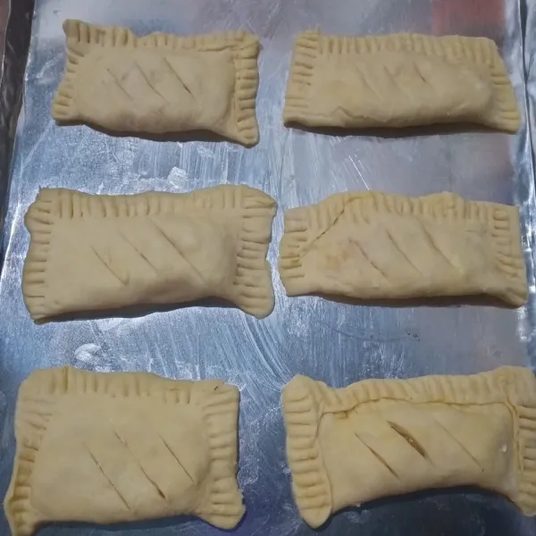 Lipat puff pastry, lalu tekan pinggirannya menggunakan garpu, pastikan pinggirannya merekat.