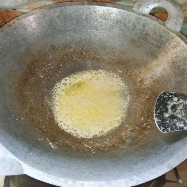 Haluskan: bawang putih, kemiri, dan jahe (saya blender dengan menambahkan sedikit air). Tumis bumbu halus dengan sedikit minyak hingga harum.