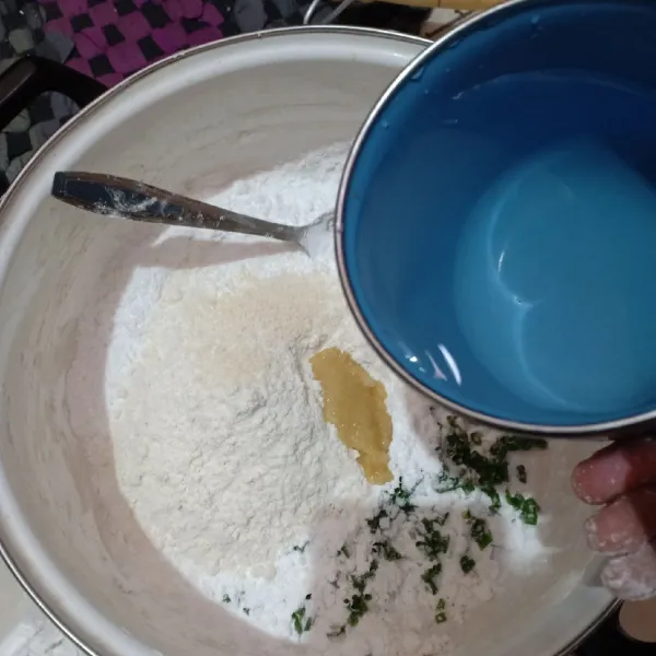 Campurkan terigu, tapioka, garam, kaldu jamur, merica, dan irisan daun bawang lalu aduk rata. Tambahkan bawang putih halus dan siram dengan air mendidih sedikit demi sedikit (jangan langsung dituang semuanya, sesuaikan air dengan adonan).