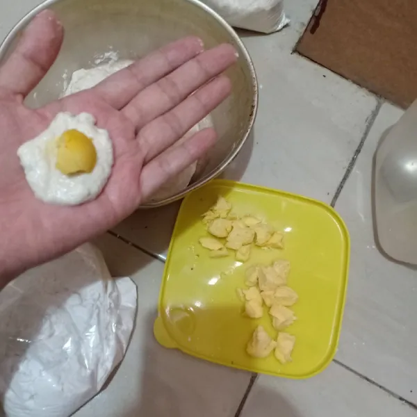 Ambil sedikit adonan lalu isi dengan telur, kemudian bentuk seperti bola.