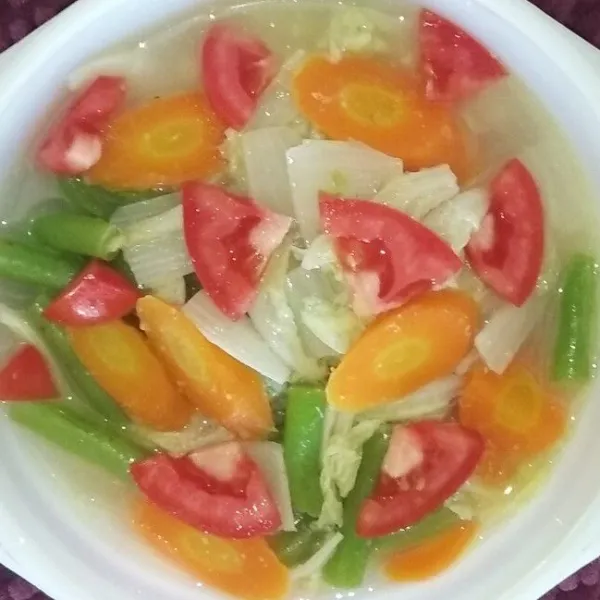 Siapkan mangkuk saji. Masukan capcay kuah ke mangkuk saji. Hias dengan potongan tomat. Sajikan.