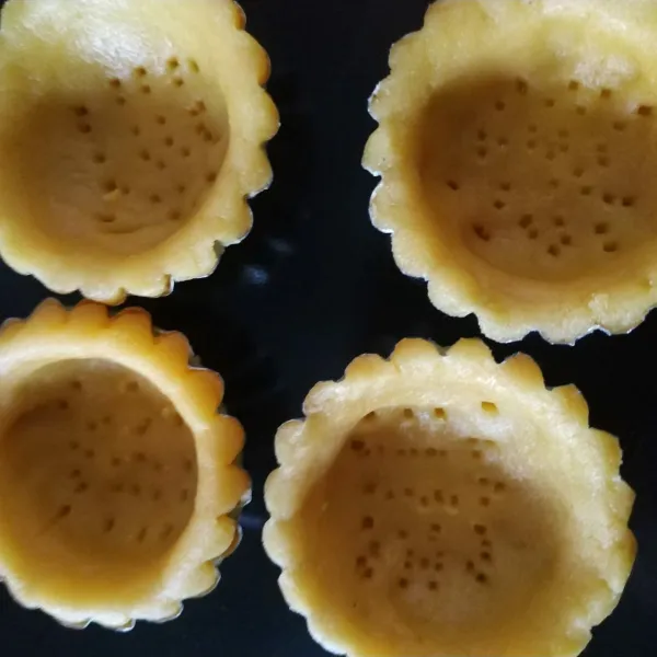 Bulatkan adonan, pipihkan ke dalam cetakan pie, tusuk-tusuk dengan garpu.