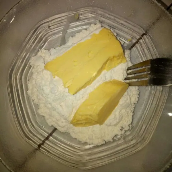 Siapkan wadah,masukan tepung dan margarin.Aduk pakai garpu sampai tercampur rata.