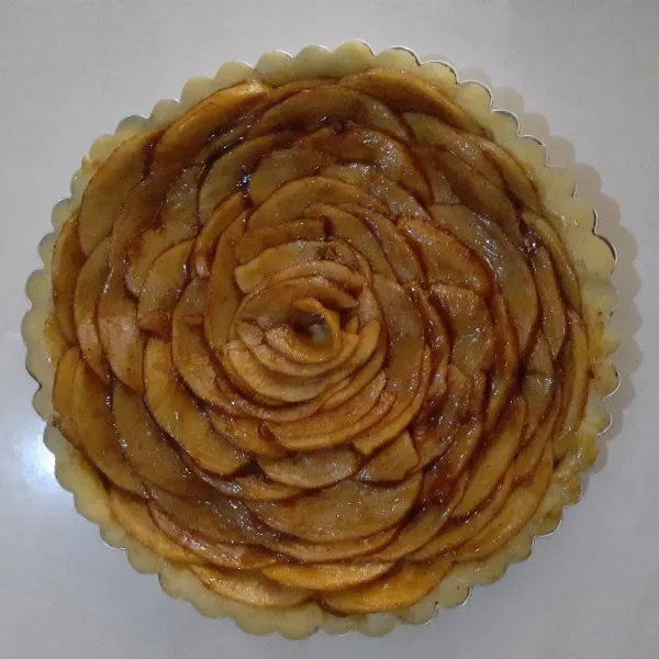 Kemudian tata apel dari sisi luar ke dalam. Tata yang rapi. Olesi dengan sedikit saus apelnya merata.