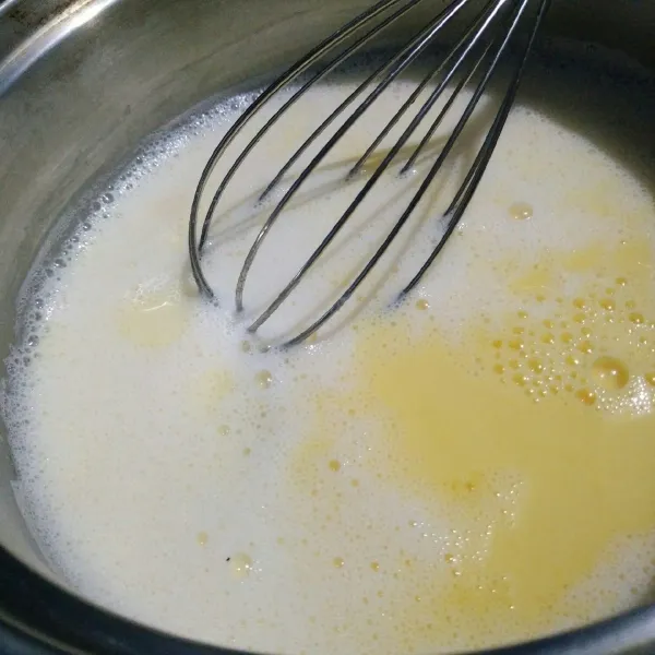 Masukkan campuran maizena, telur dan sedikit air (air sebagian dari resep), aduk cepat agar tidak bergerindil. Sampai meletup dan kental.