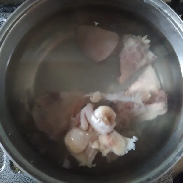 Cuci bersih daging ayam beserta tulangnya, potong sesuai selera, rebus hingga mendidih