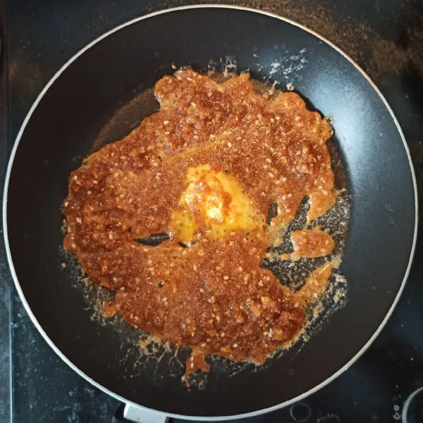 Masak pada pan hingga mengental. Tambahkan bubuk cabe&cabe giling, aduk rata. Sisihkan.