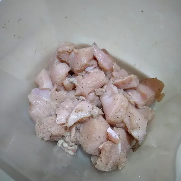 Marinasi ayam dengan garam, merica, dan kaldu jamur (boleh juga ditambah paprika bubuk atau cabai bubuk). Diamkan di dalam kulkas selama 8 jam agar bumbu meresap.