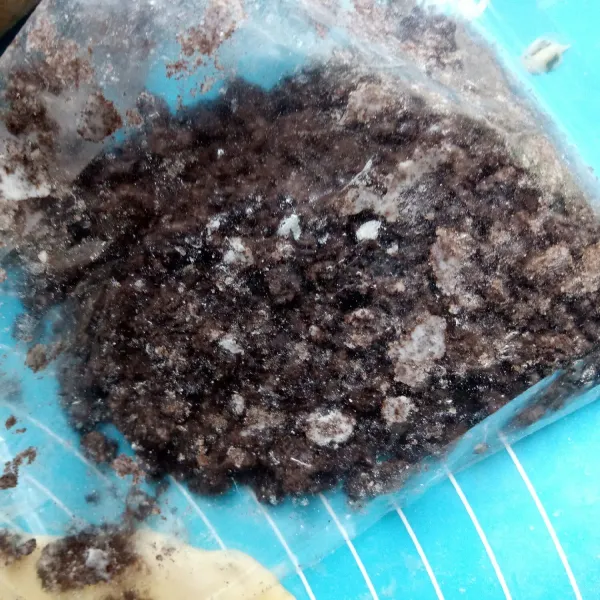 Siapkan oreo yang sudah dihancurkan.