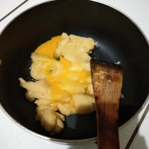 Tunggu adonan hingga dingin lalu masukan telur aduk rata dan berikan pasta pandan aduk kembali.
