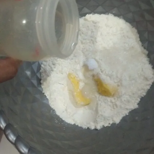campur jadi satu bahan kulit. uleni sampai kalis. jangan lupa sebelumnya pipihkan korsvet dan taruh di kulkas supaya tidak lembek.