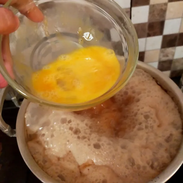 Masukkan kocokan telur dan masak hingga semua bahan tercampur rata.