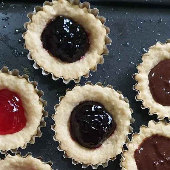 Panggang kulit pie 10 menit suhu 200° C. Keluarkan dari oven lalu beri isian selai blueberry.