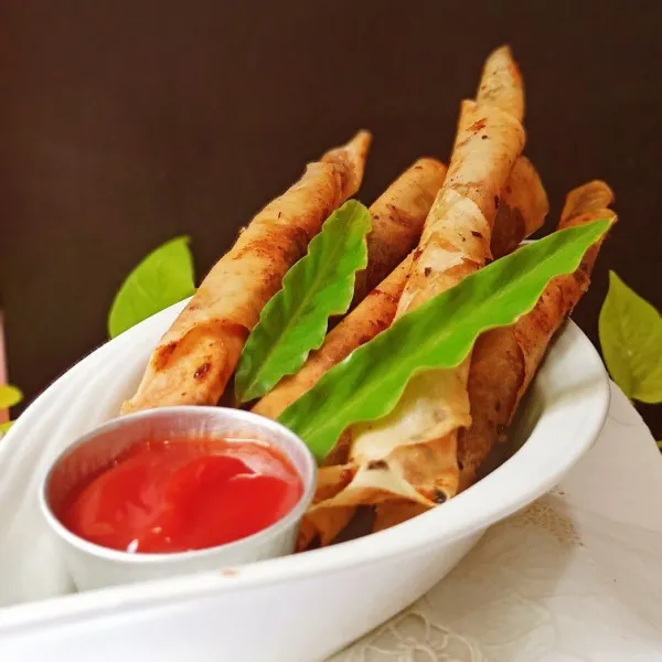 Kemudian angkat dan tiriskan. Sajikan dengan cocolan sambal tomat.