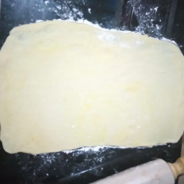 Gilas dan lebarkan puff pastry hingga ukurannya kurang lebih 25x30 cm.