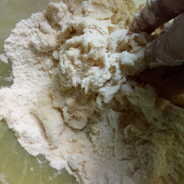 Campur tepung, gula, garam dan mentega, aduk hingga berbulir. Lalu beri air sedikit demi sedikit hingga kalis.