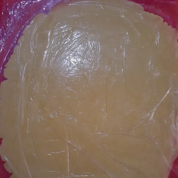 Ambil adonan kulit, lapisi adonan atas dengan plastik. Gilas adonan dengan rolling pin. Atau bisa langsung di bentuk di atas loyang. Loyang diameter 18cm.