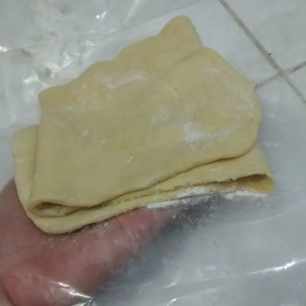 setelah semua bagian korsvet tertutup rapat, gilas adonan memanjang kemudian lipat bentuk s.