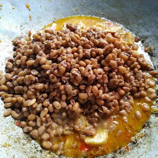 Masukkan kacang tolo/kacang tunggak yang sudah ditebus sebelumnya. Masak sampai airnya menyusut.