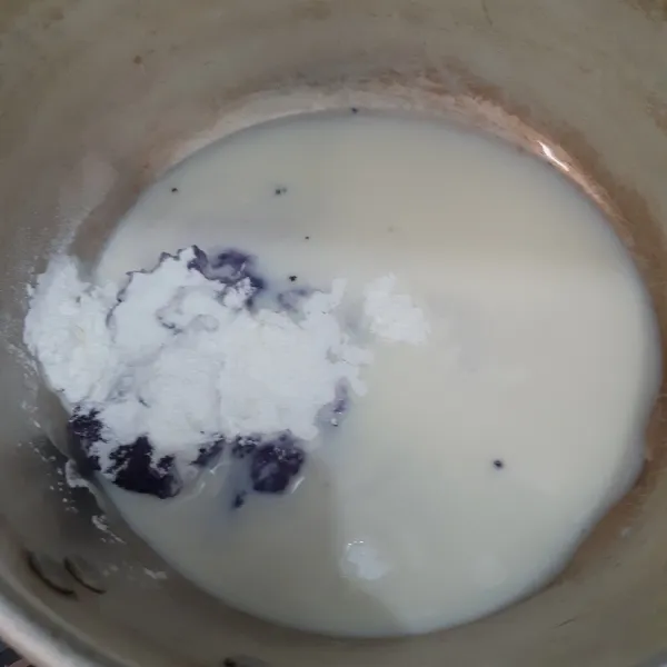 Campurkan susu UHT, SKM, maizena, dan ubi ungu. Aduk menggunakan whisk sampai rata