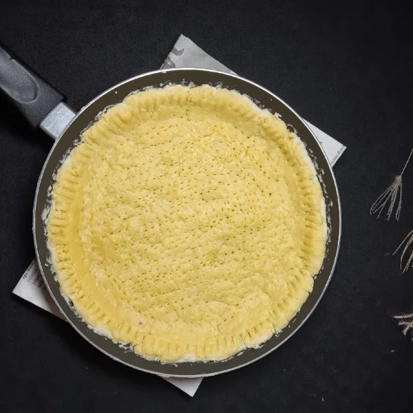 Siapkan adonan kulit pie yang sudah matang.